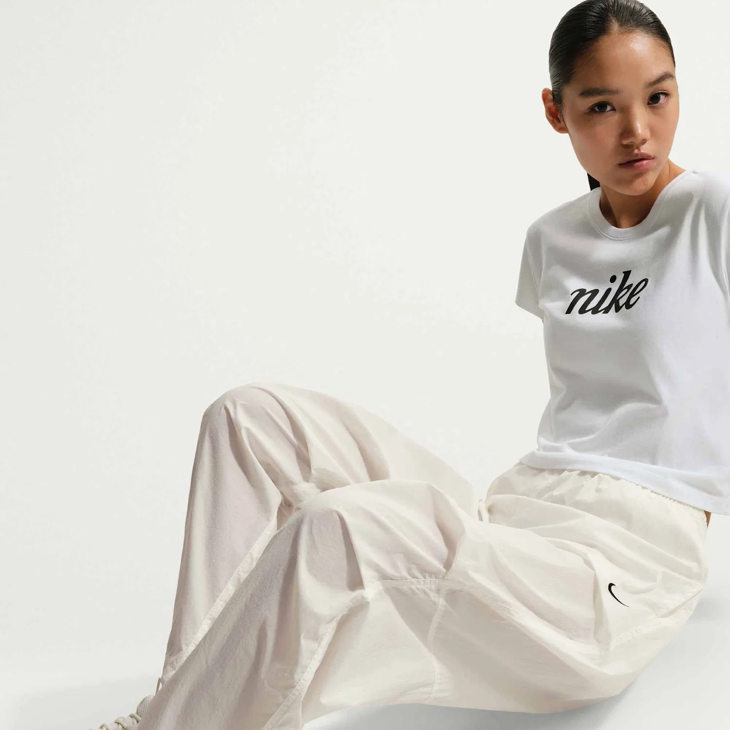 Женские лёгкие спортивные брюки мид-райз с защитой от УФ от Nike — фото 4