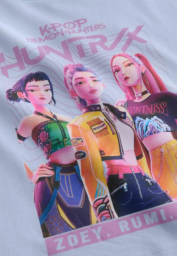 Футболка стандартного кроя с принтом охотников на демонов в стиле k-pop. Next, Purple — фото 2