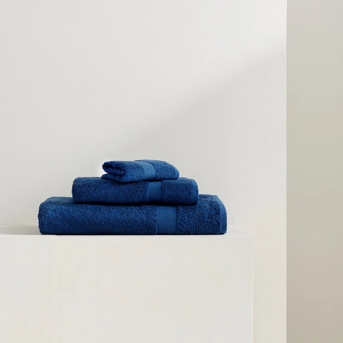 

Хлопковое банное полотенце 450 гр/м2 Colors El Corte Inglés, темно-синий
