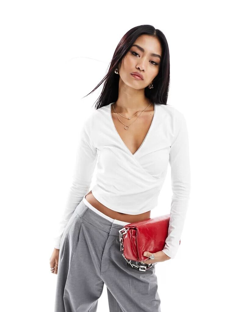 

Кремовый укороченный топ в рубчик с запахом и кружевной отделкой New Look