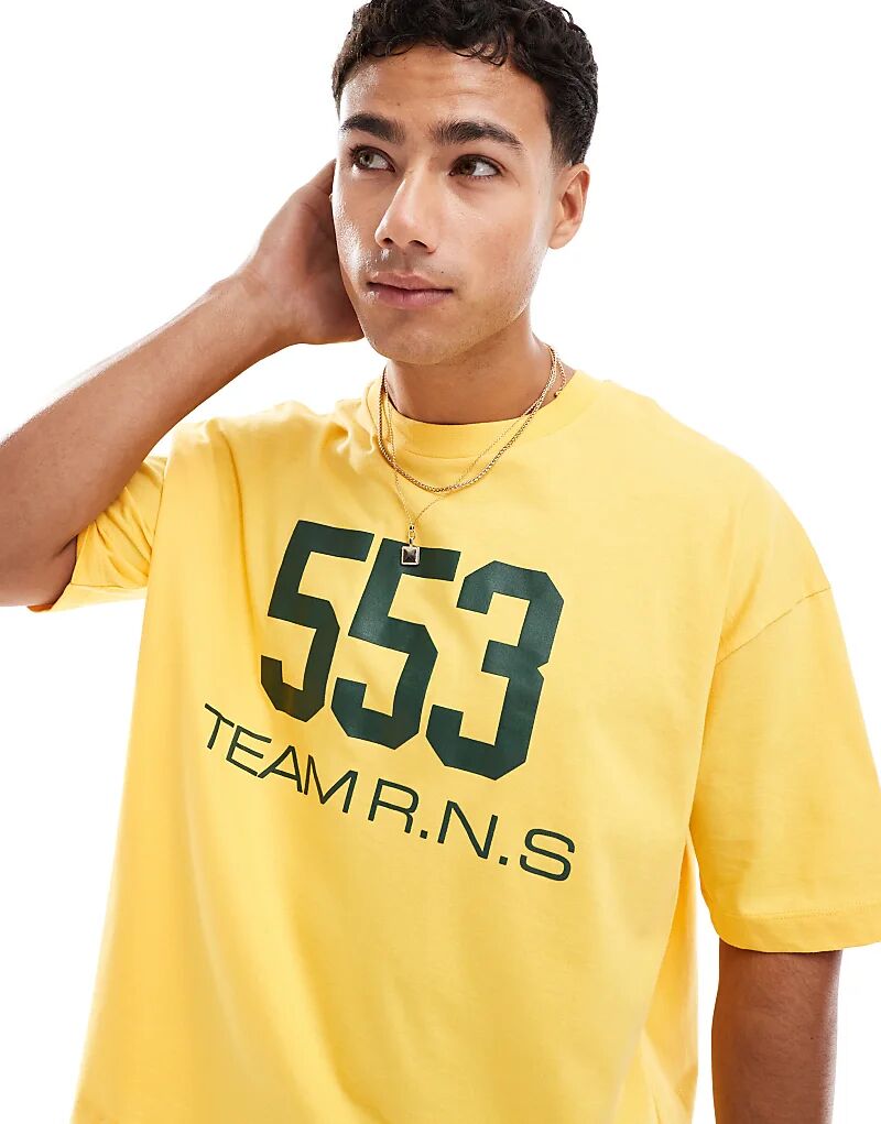 

Футболка свободного кроя ASOS DESIGN с уличной графикой желтого цвета