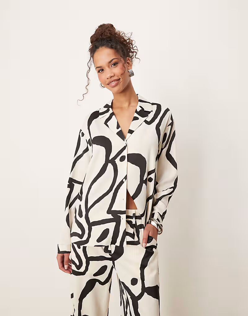 

Рубашка свободного кроя из атласа с монохромным принтом Aware