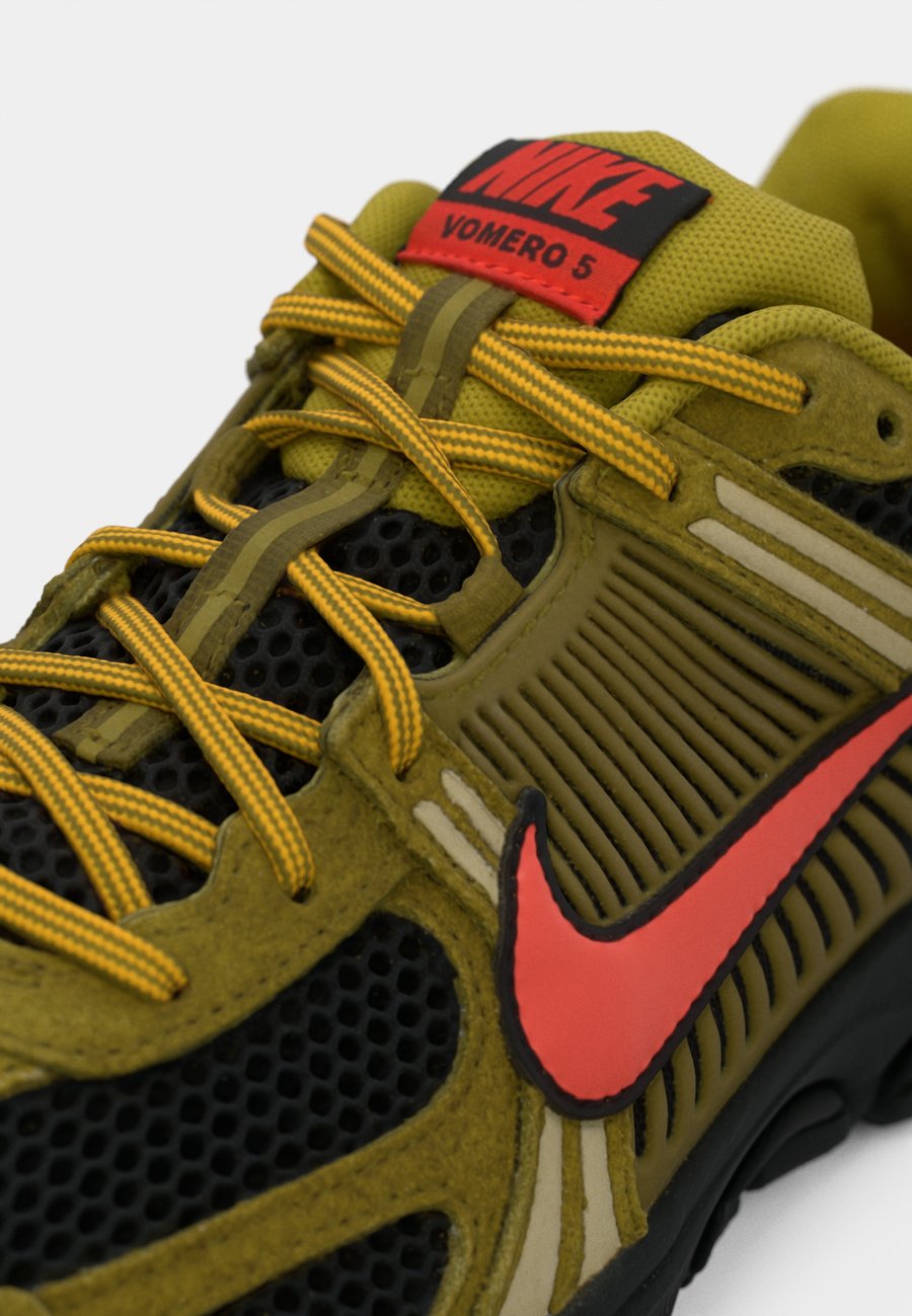 Кроссовки Nike Sportswear ZOOM VOMERO 5 PRM, Olive Flak/Picante Red/Black/Quantum Moss/Fauna Brown/Gold Leaf/Olive — фото 3