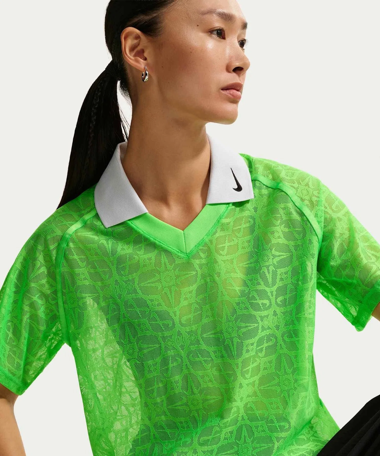 Женская свободная кружевная футболка-поло Nike Sportswear IF0521-398 Green Strike — фото 3