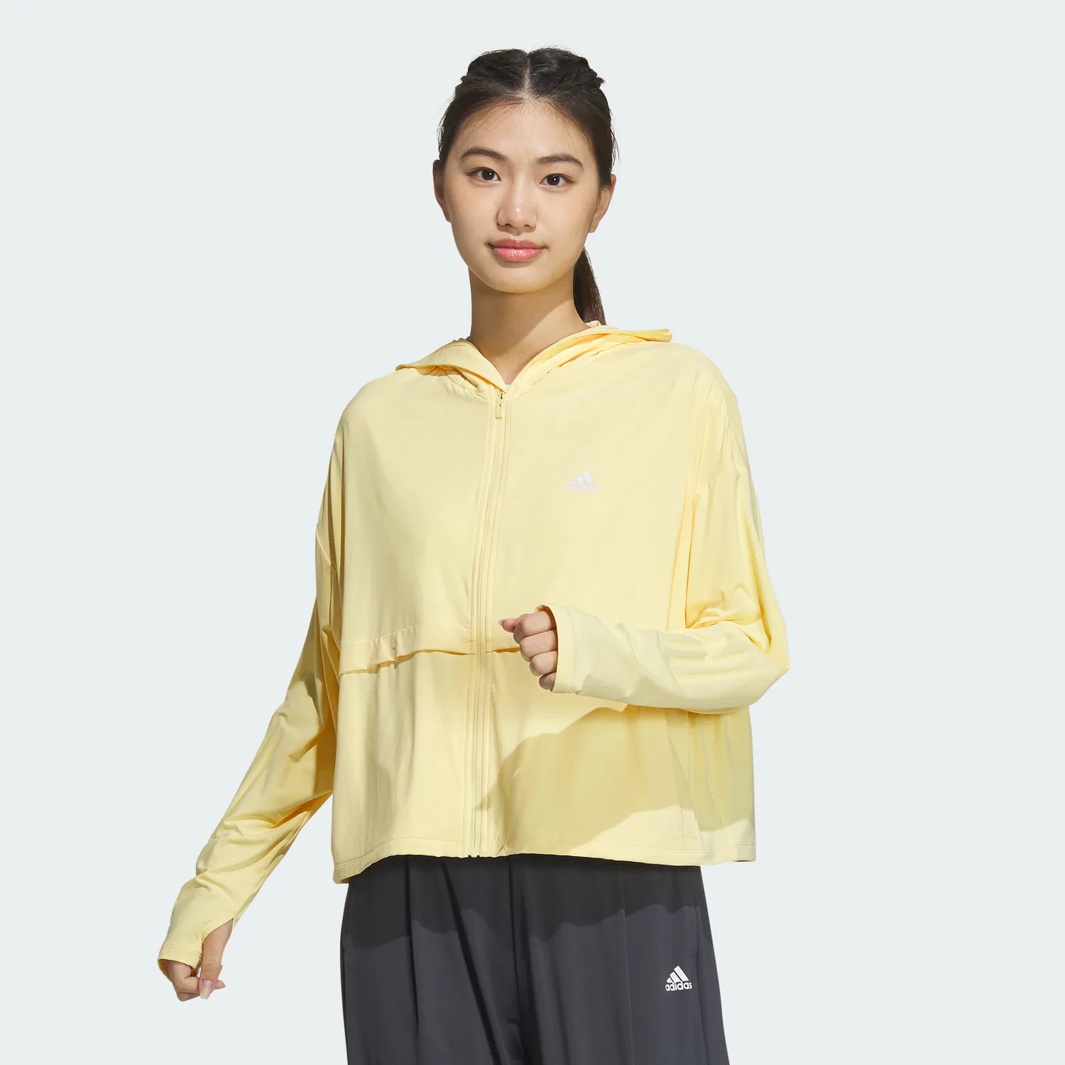 Женская куртка почти жёлтого цвета от Adidas