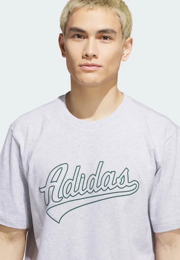Футболка с принтом Adidas Sportswear Varsity Tailsweep Graphic T-Shirt, светло-серый меланж — фото 3