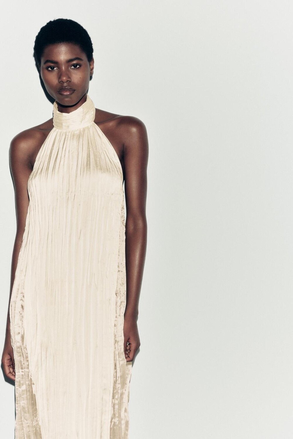 

Длинное платье с плиссами ZARA, светло-бежевый