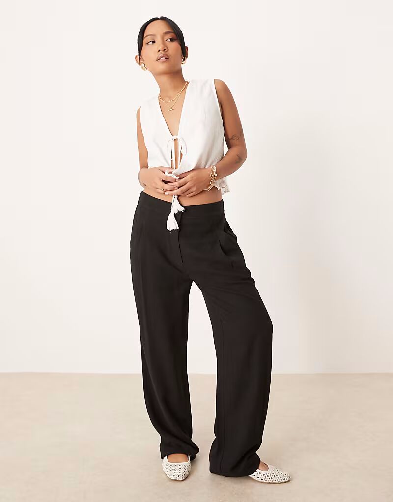 

ASOS DESIGN Зауженные брюки со складками спереди и льном черного цвета