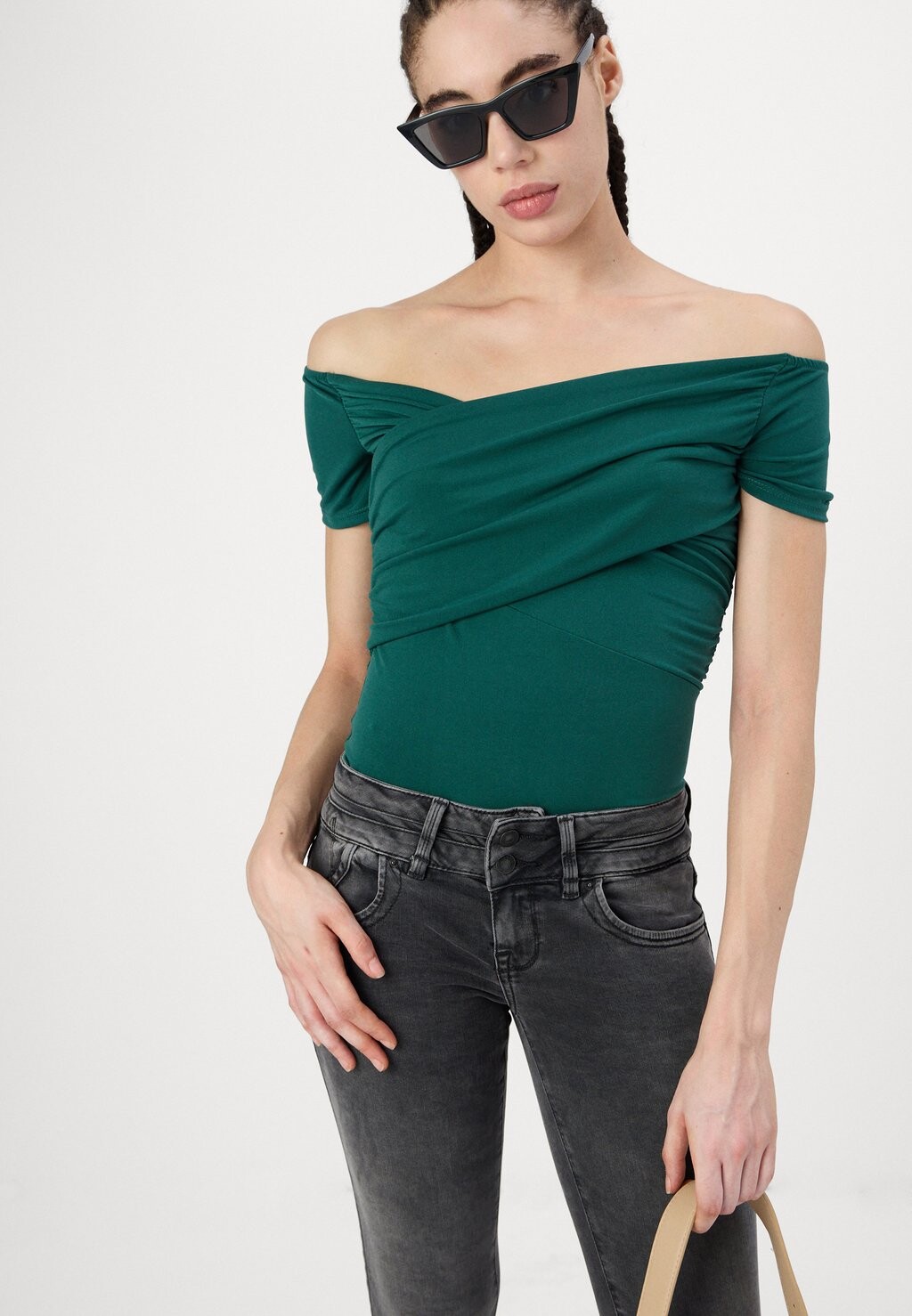 

Принт на футболке HALLE OFF THE SHOULDER BODY SUIT WAL G., зеленый