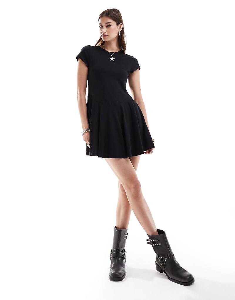 

Черное трикотажное мини-платье Monki – с короткими рукавами и юбкой А-силуэта
