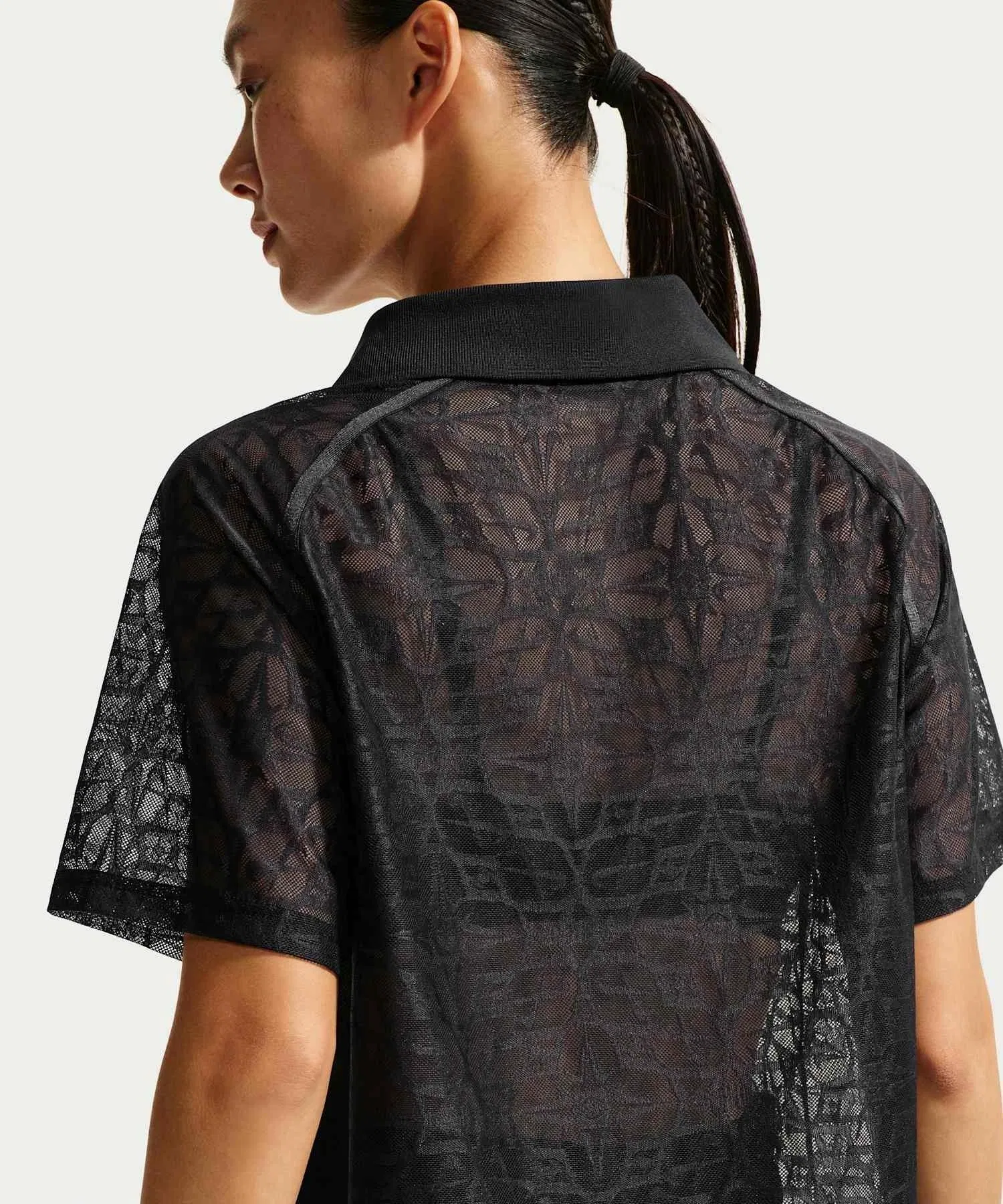 Женская свободная кружевная футболка-поло Nike Sportswear IF0521-010, черная — фото 2