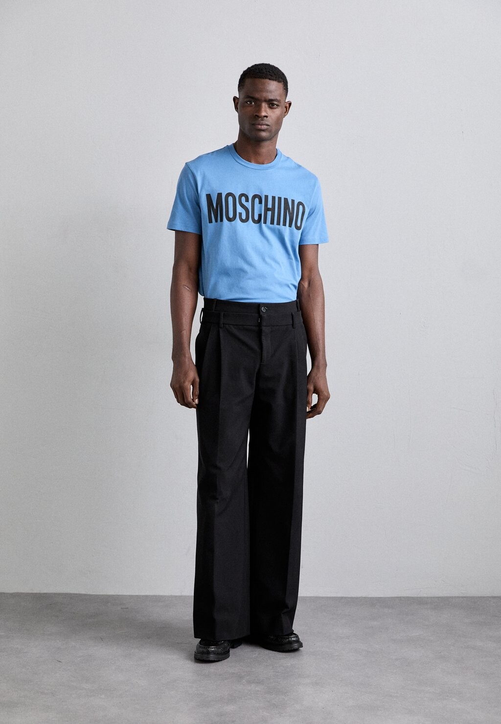 

Принт на футболке MOSCHINO, синий