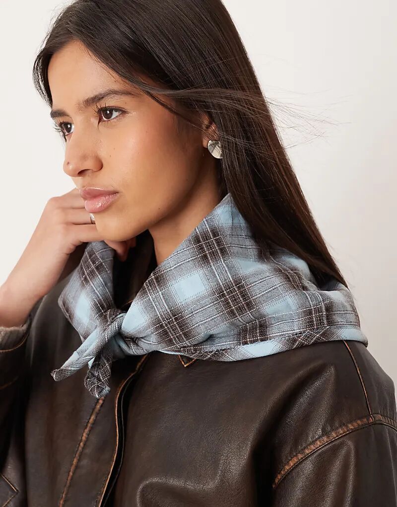 

Стеганый треугольный шарф в клетку ASOS DESIGN синего и шоколадно-коричневого цветов