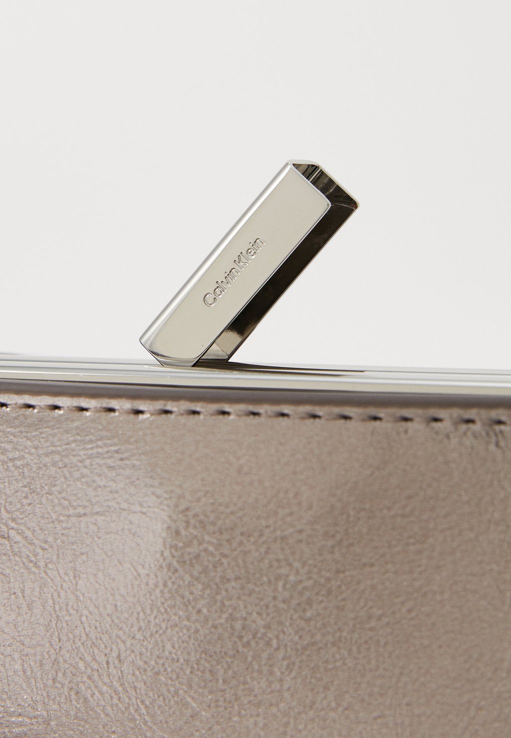 

Сумка через плечо NIGHT SQUARE CROSSBODY SHINY Calvin Klein, серебристый