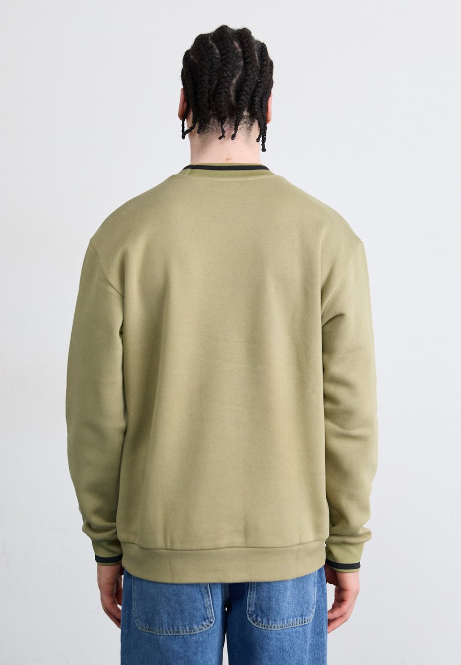 Толстовка Adidas Originals CREWNECK , Orbit Green/Dark Grey — фото 3