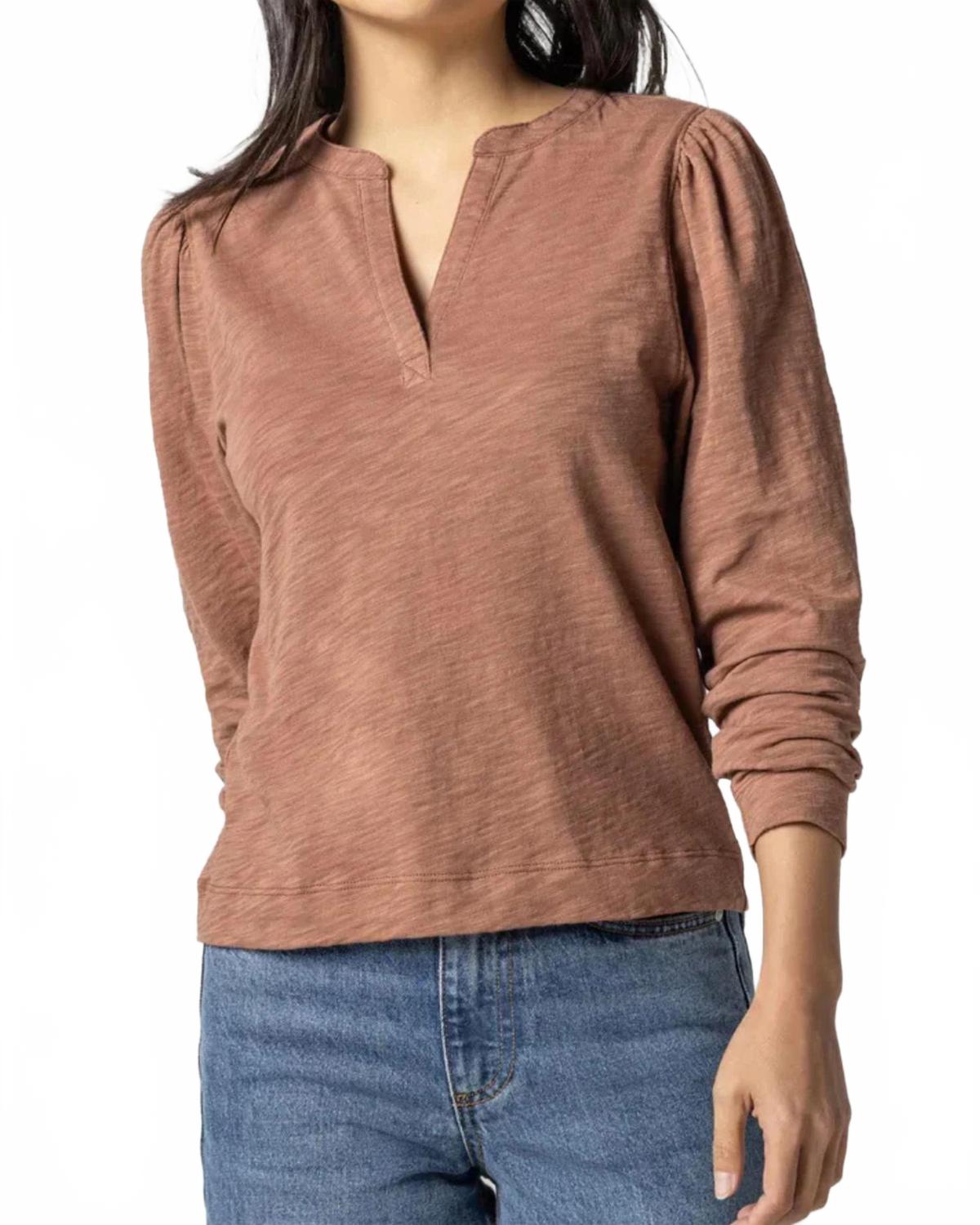 

Длинный топ с плиссированными рукавами и разрезом на горловине в цвете гвоздики Lilla P, Clove