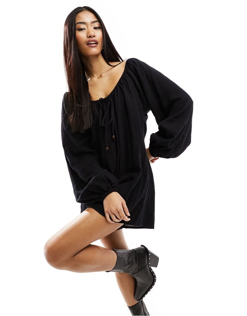 

Черный комбинезон с длинными рукавами и жемчугом ASOS DESIGN