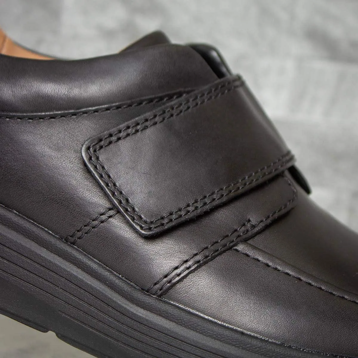 Мужские кожаные кроссовки Clarks с застежкой на липучке, черный/черный — фото 2