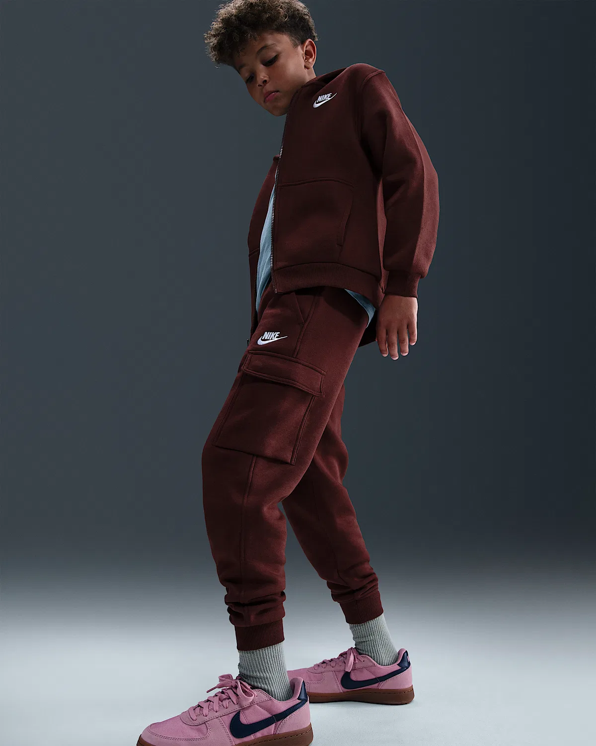 Детские карго-штаны Nike Sportswear Club Fleece, Dark Team Red/Dark Team Red/White — фото 4