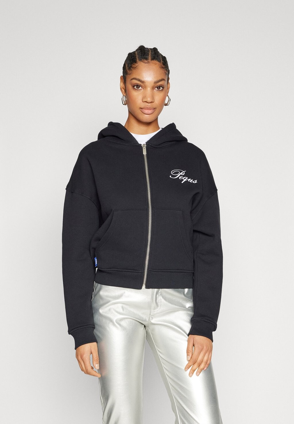 

Толстовка с кремальерой PEQUS CROPPED HANDWRITTEN LOGO ZIP HOODIE, черный