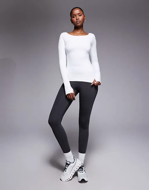 

4505 Белый топ с вырезом «лодочка» и длинными рукавами и отверстием для большого пальца