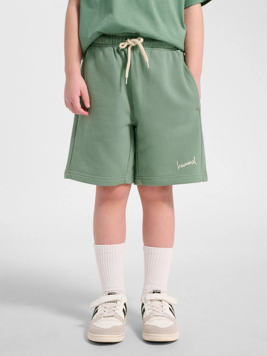 Шорты Hummel Regular зеленого цвета — фото 4
