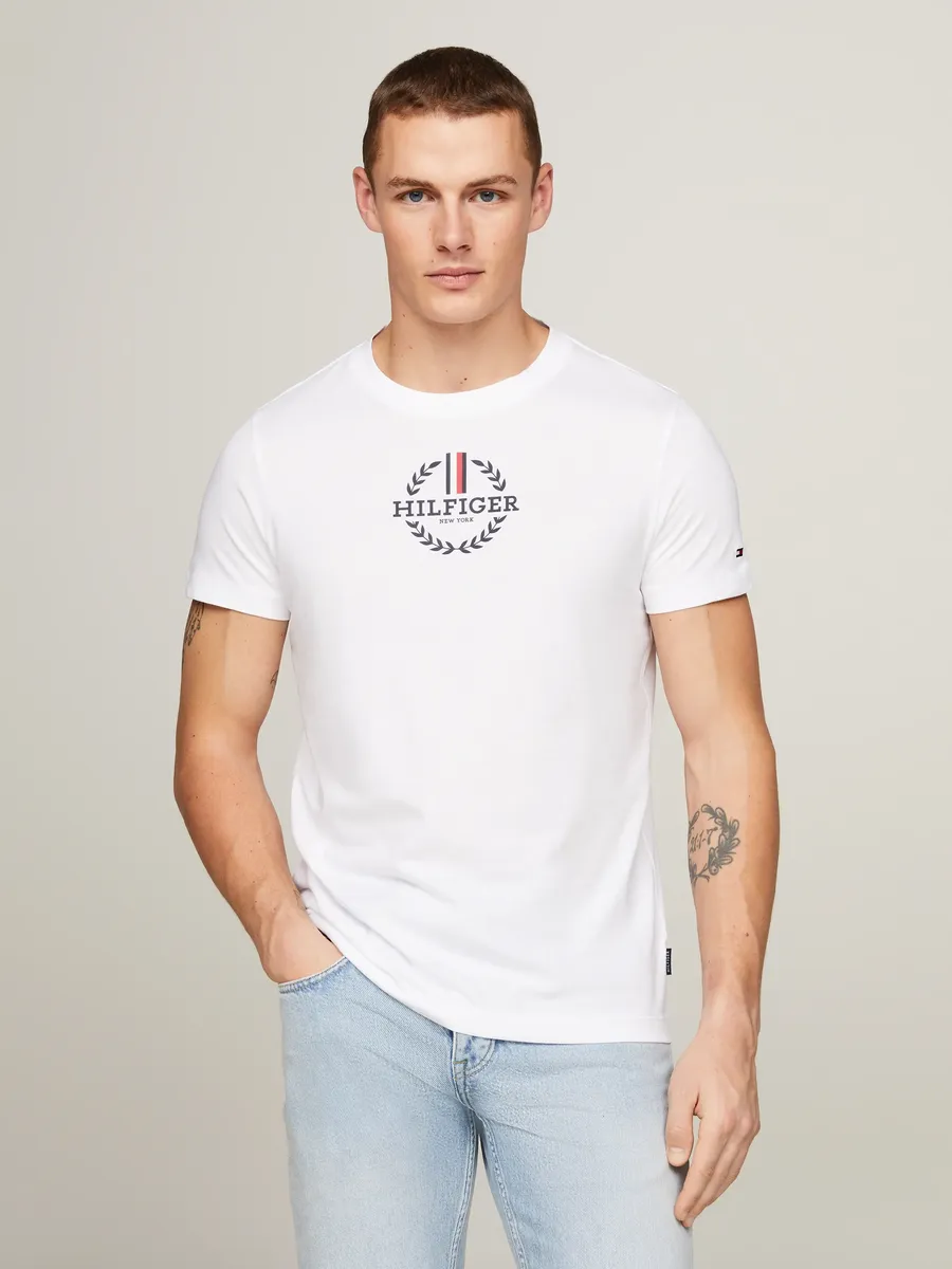 

Футболка Tommy Hilfiger "GLOBAL STRIPE WREATH TEE" с логотипом архивного герба, белый