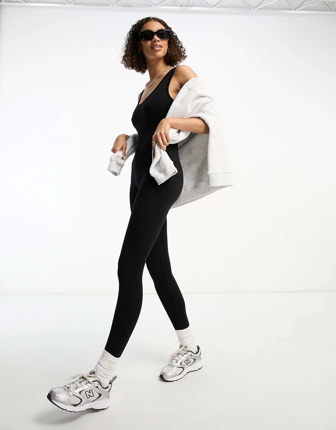 

Черный бесшовный комбинезон на бретельках с овальной спинкой Miss Selfridge