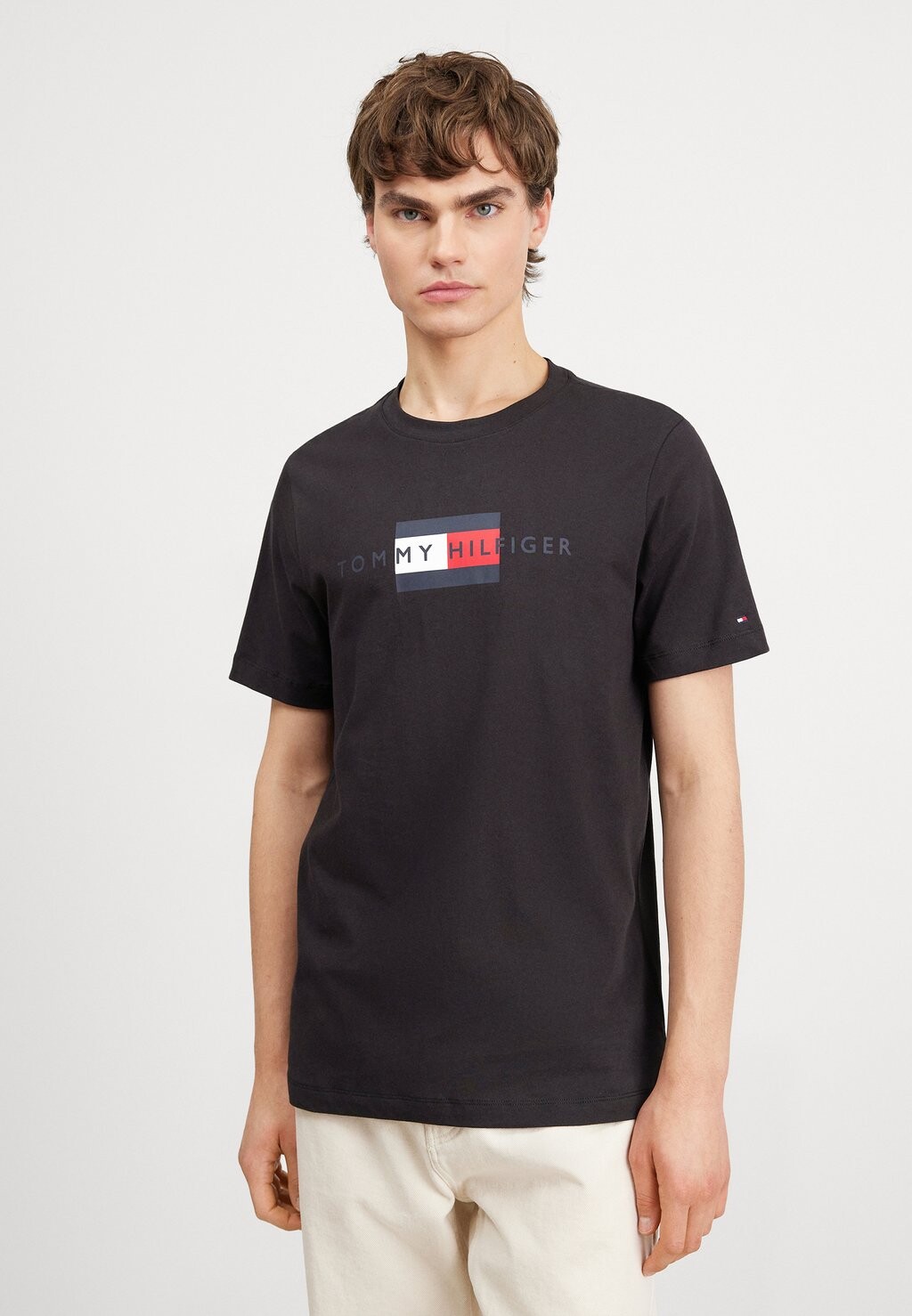 

Базовая футболка Flag Tee Tommy Hilfiger, черный