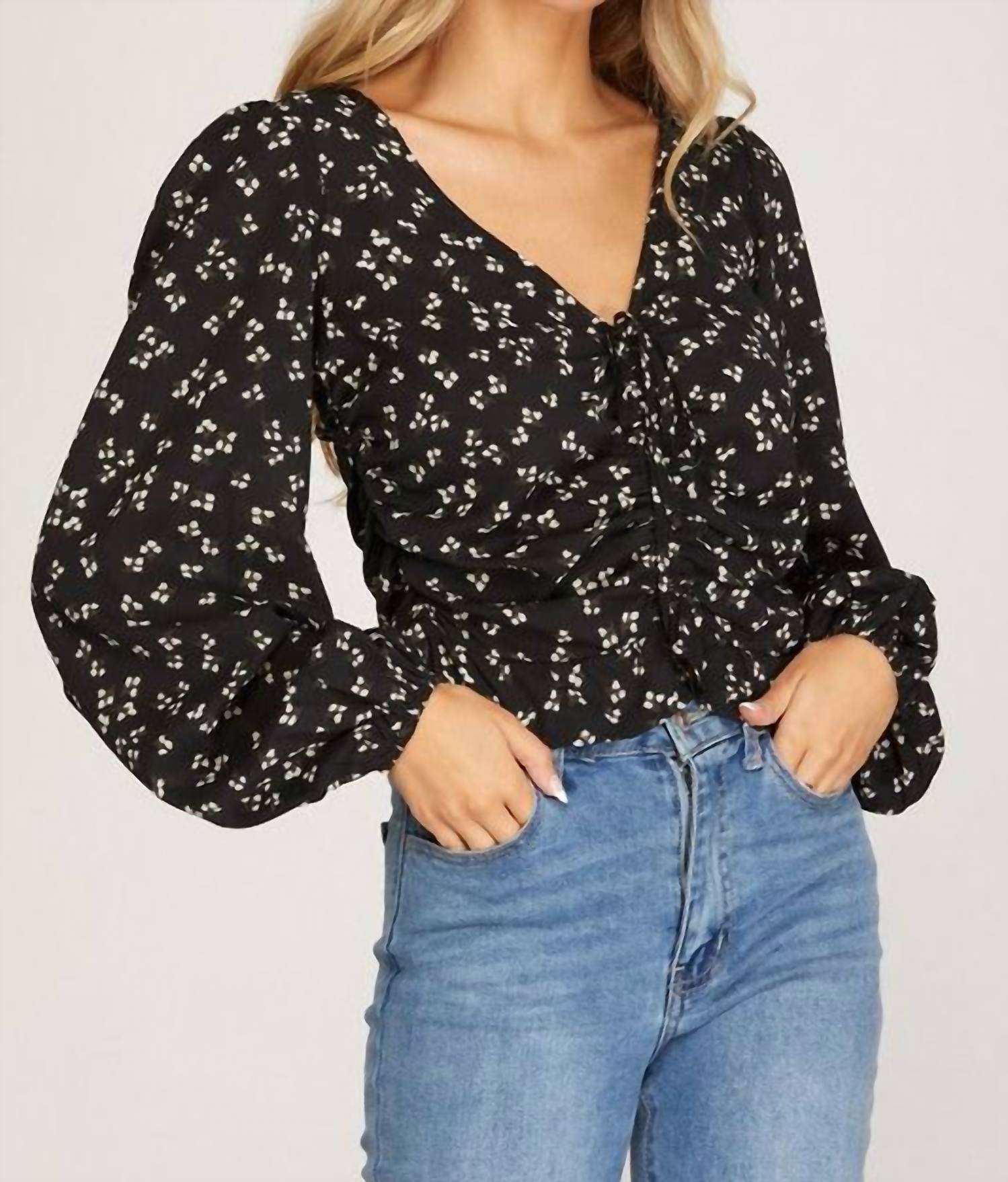 

Укороченный топ Brittany Ruched в черном и белом цвете Faith Apparel