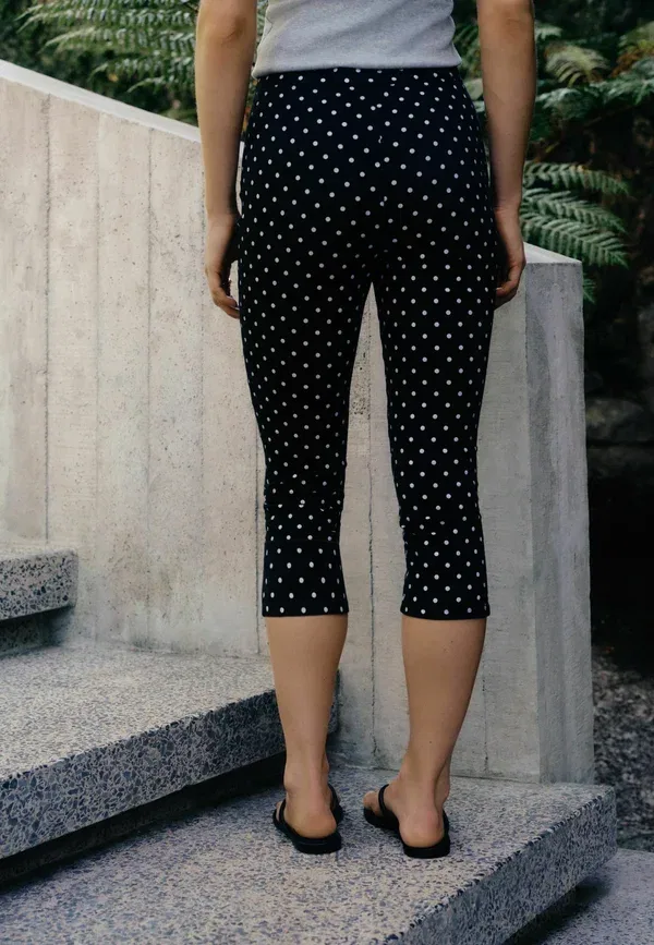 Брюки-капри Regular fit crop Next, black polka dot denim, черный в горошек