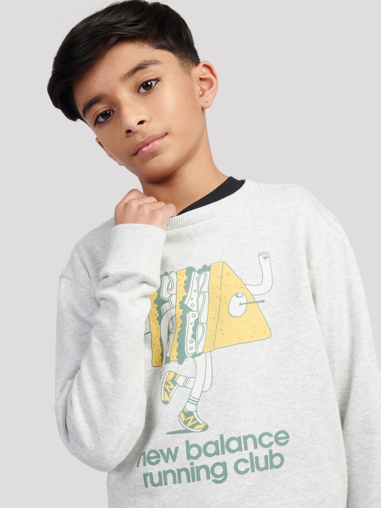 Свитер New Balance Running Club Cartoon Graphic Ft Crew Kids Sweater, ash heather — фото 4