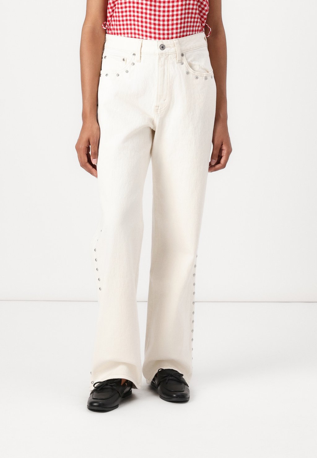 

Джинсы свободного кроя SIDE STUDDED CURVY RELAXED Abercrombie & Fitch, белый