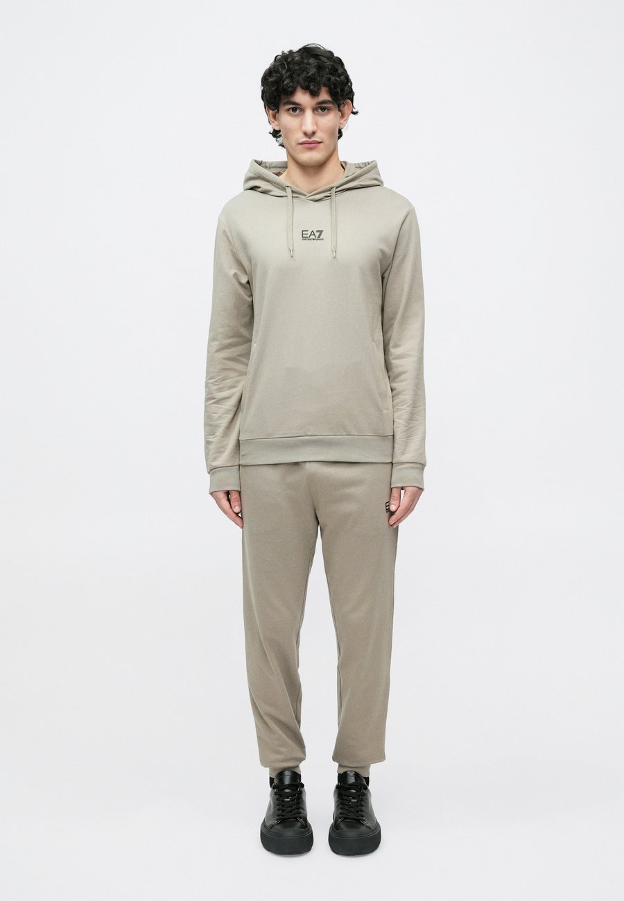 

Спортивный костюм EA7 Emporio Armani TRAIN CORE, Roasted Cashew/Sand