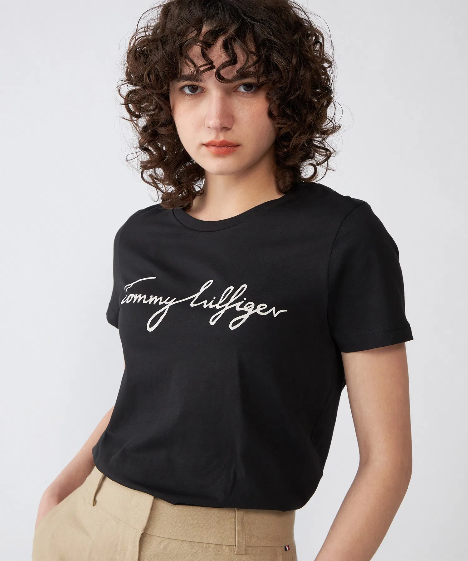 Женская футболка с логотипом TOMMY HILFIGER белая — фото 2