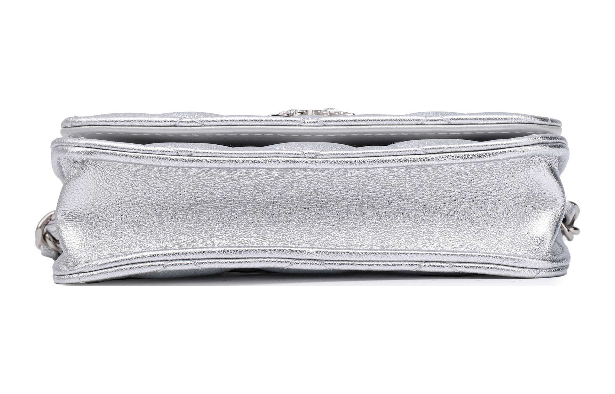 CHANEL Сумка через плечо из овчины серебристого цвета — фото 4