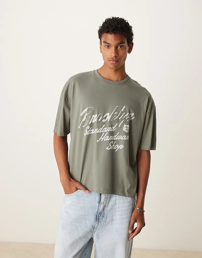 

Футболка свободного кроя ASOS DESIGN цвета хаки с аппликацией в виде города