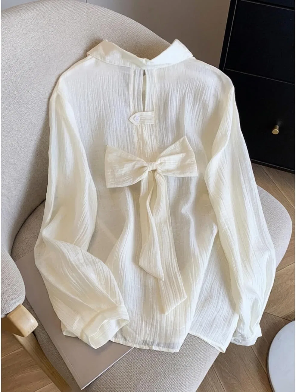 Блуза с разрезом на спине, завязывающаяся сзади Back Ribbon Blouse, белый — фото 2