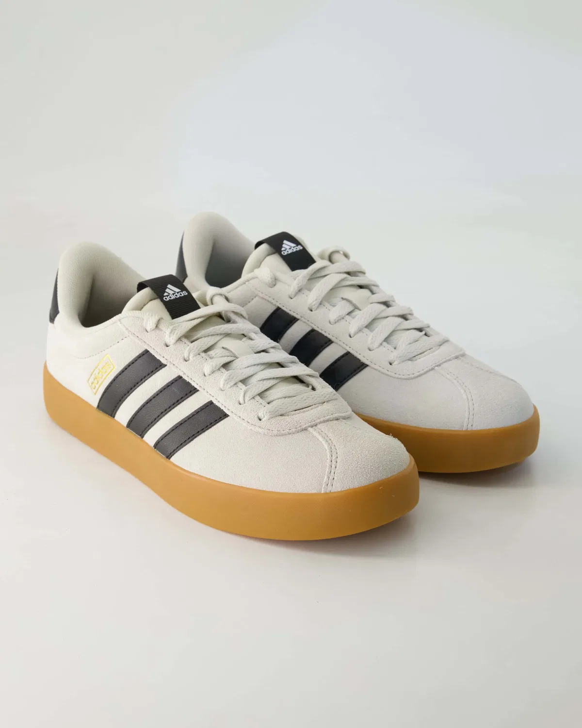 Сникерсы низкие кожаные Adidas, бежевый