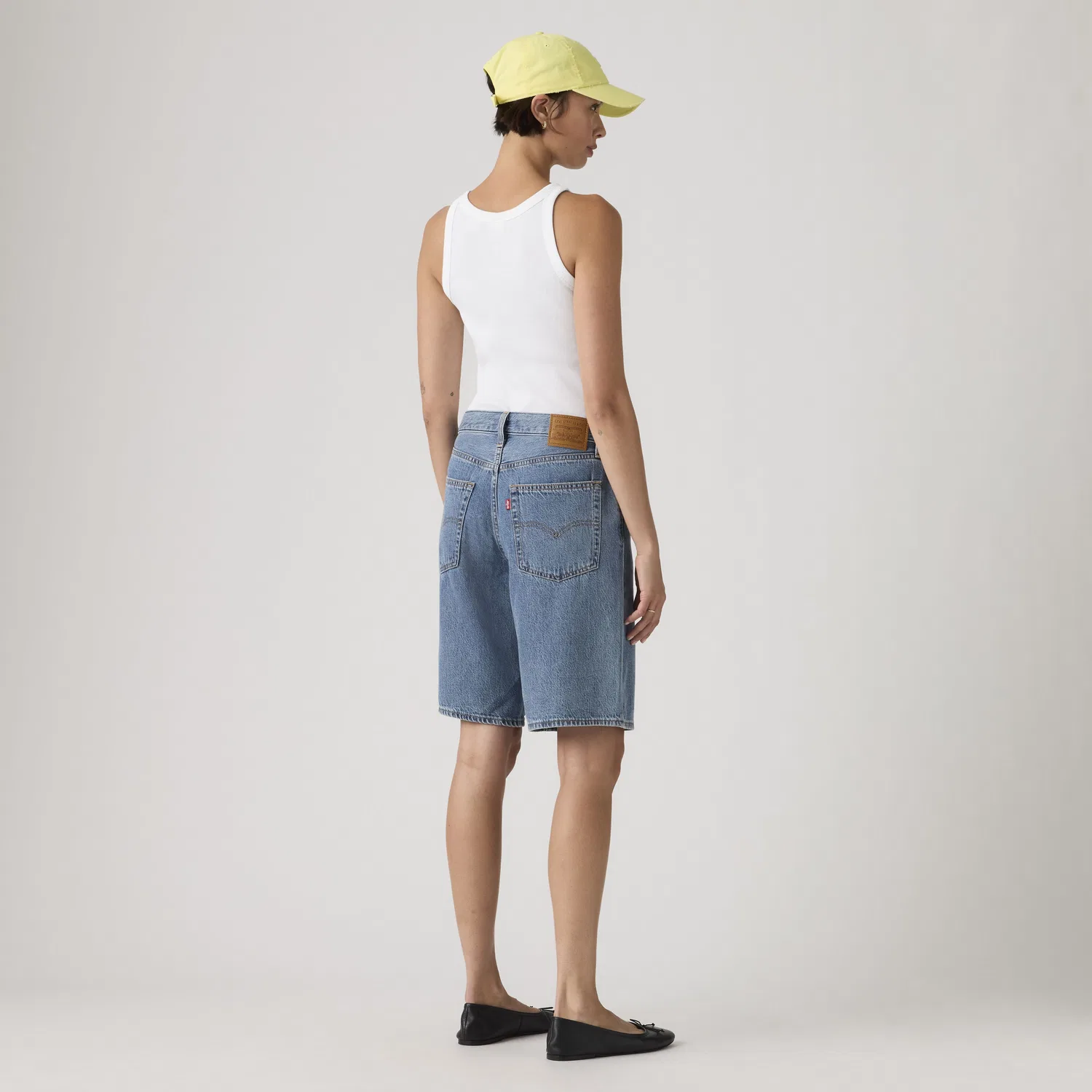 Свободные легкие джинсовые шорты в стиле «папиных шорт» Levi's, Medium Wash — фото 3