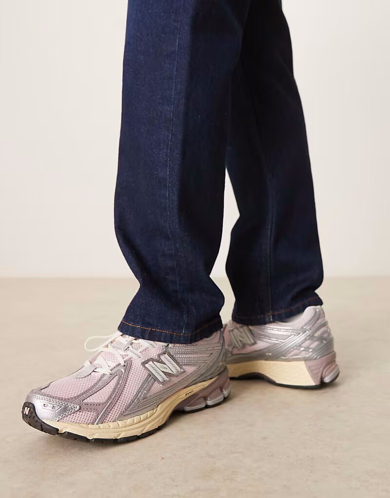 

Кроссовки унисекс New Balance 1906 розового цвета с разноцветными деталями