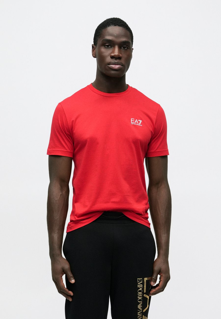 

Футболка EA7 Emporio Armani TRAIN CORE TEE UNISEX, Haute Red/Red, Красный, Футболка EA7 Emporio Armani TRAIN CORE TEE UNISEX, Haute Red/Red