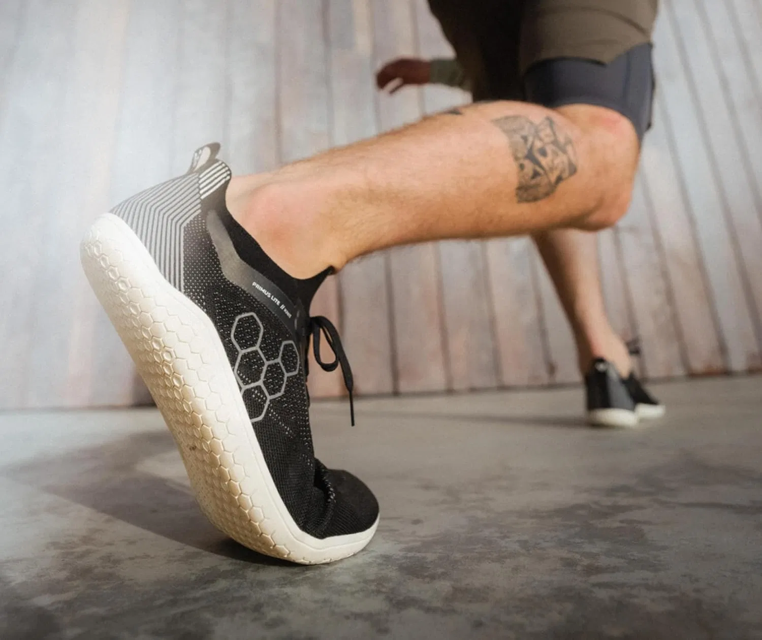 Кроссовки для ходьбы босиком VIVOBAREFOOT Primus Lite Knit для мужчин, сверхлегкая обувь, развивает силу, баланс и подвижность, широкая посадка, обеспечивают заземление, гибкие, успокаивающие, как морская вода, Obsidian — фото 2