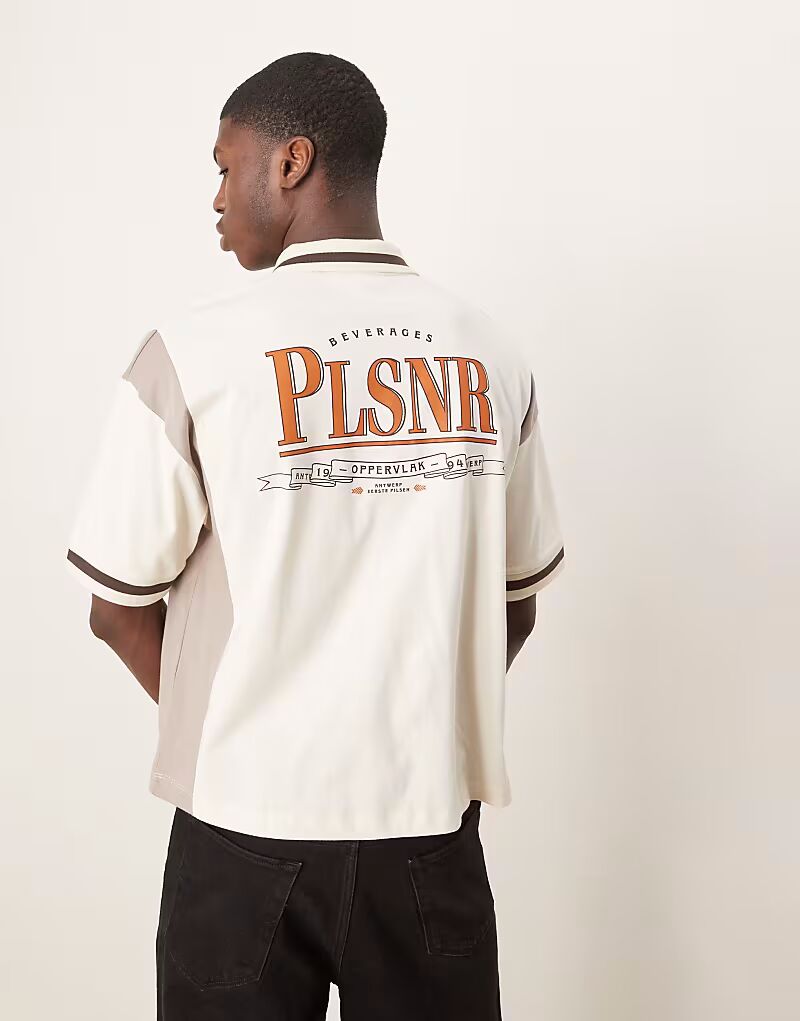 

Свободное поло на молнии с выкройными и пришитыми вставками и текстовой графикой кремового цвета Asos Design