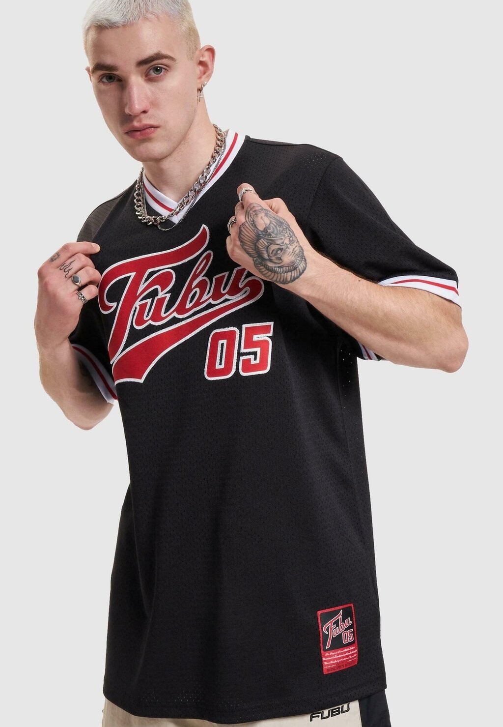 

Футболка с принтом VARSITY FUBU, черный красный белый