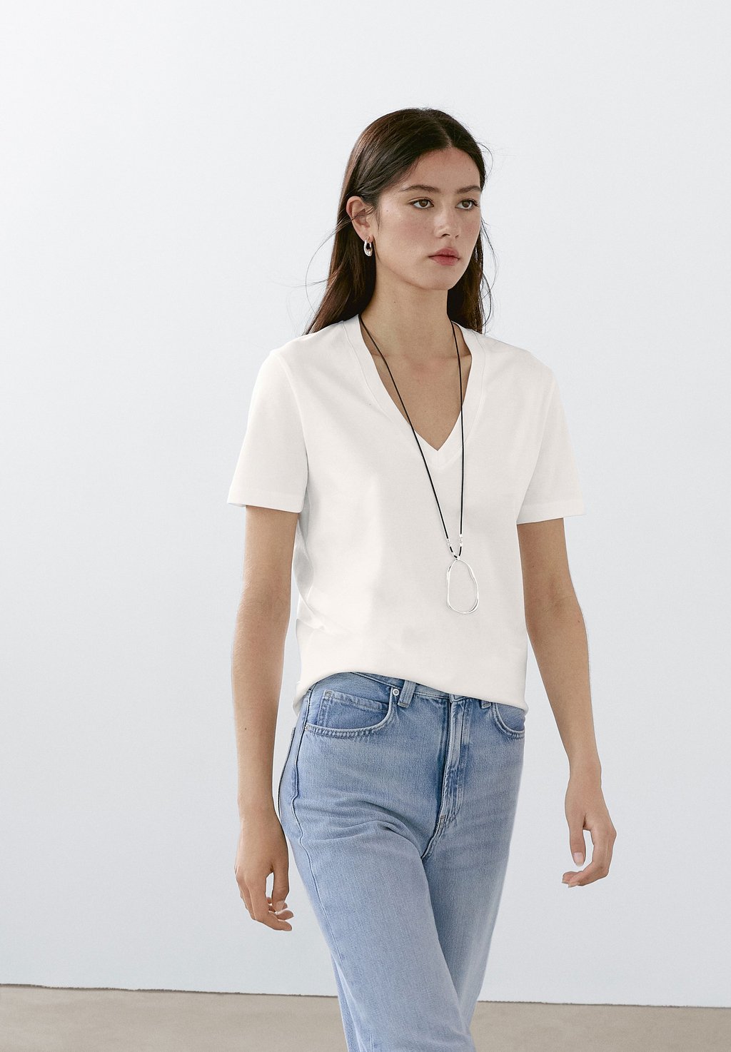 

Базовая футболка V-NECK Massimo Dutti, белый