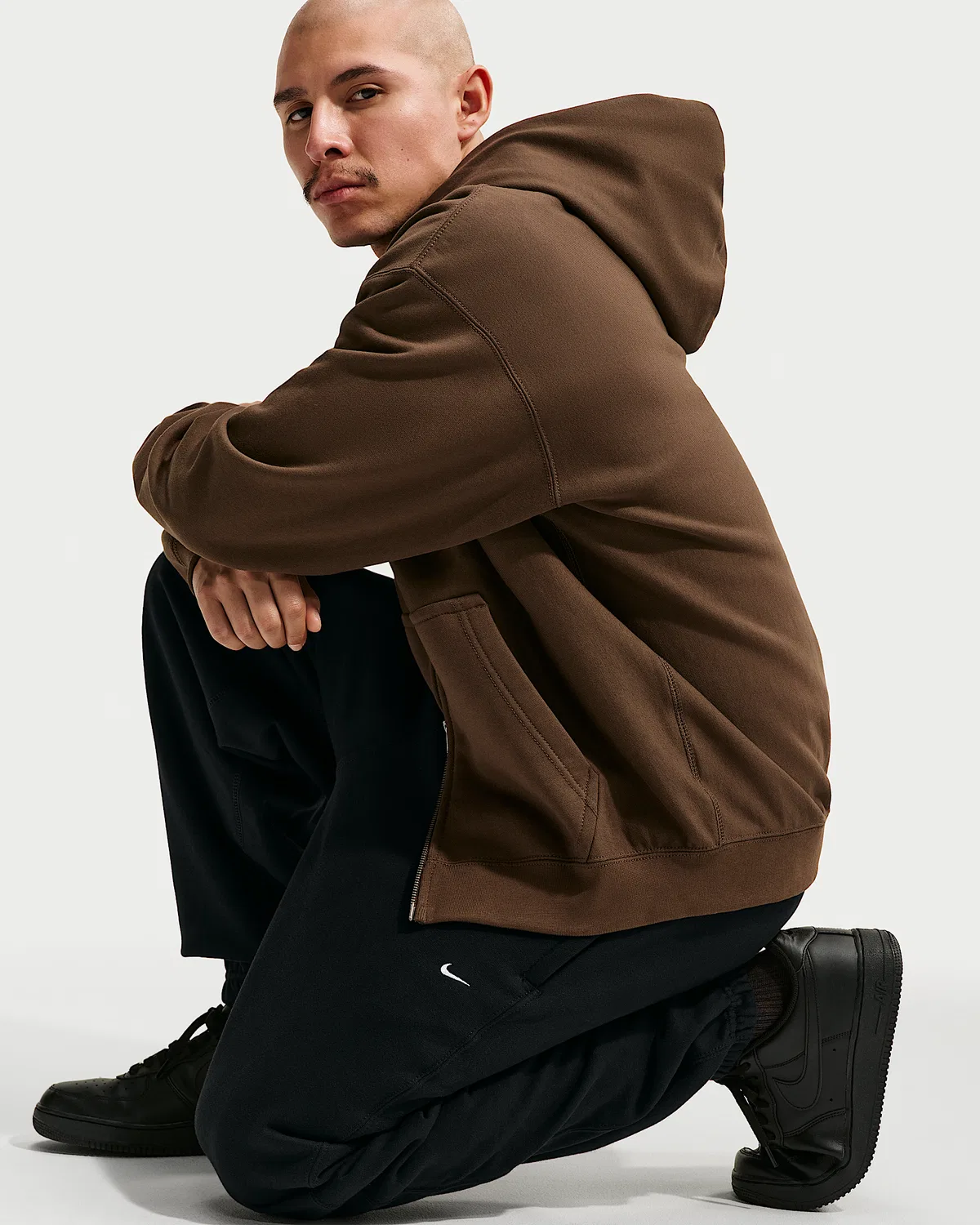 Мужские флисовые штаны с манжетами Nike Solo Swoosh, Black/Black/White — фото 4