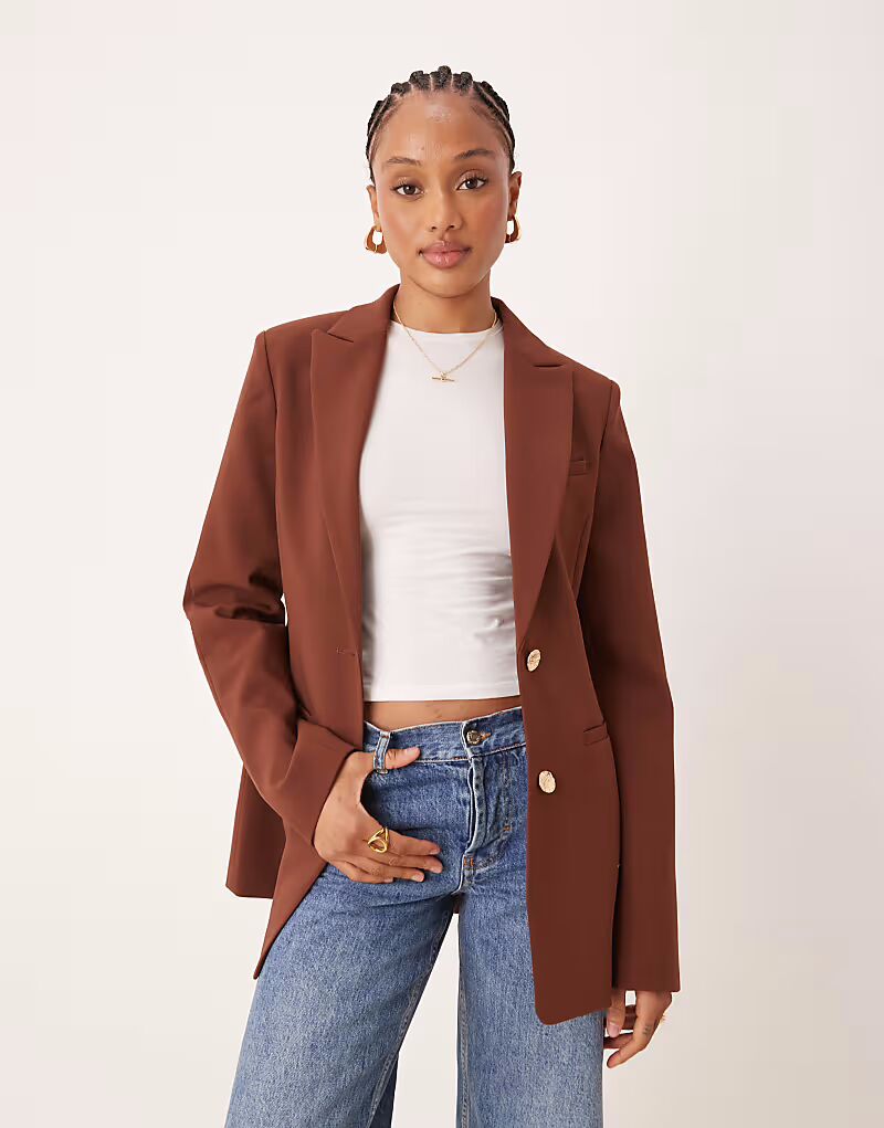 

ASOS DESIGN Высокий формованный блейзер на бедрах шоколадного цвета