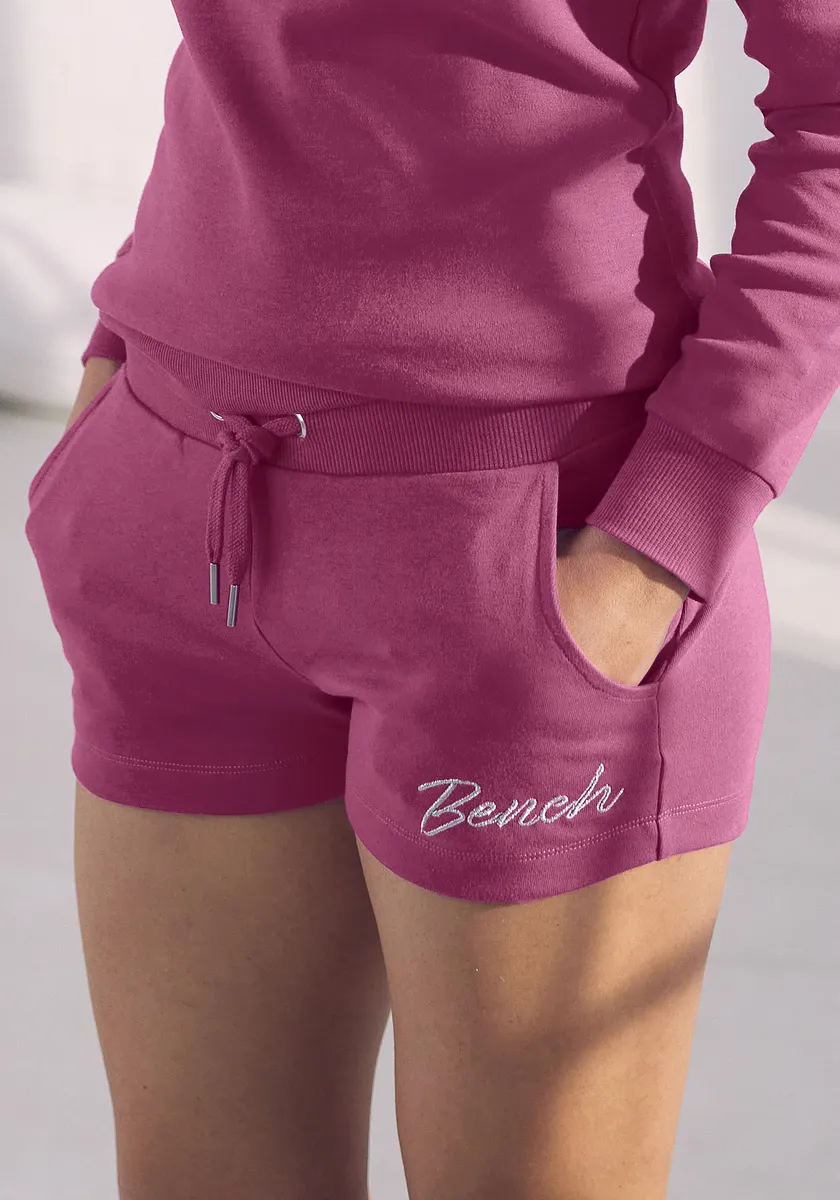 

Bench Спортивные шорты для домашней одежды с блестящей вышивкой логотипа, одежда для дома, костюм для отдыха Bench Loungewear, цвет Beere