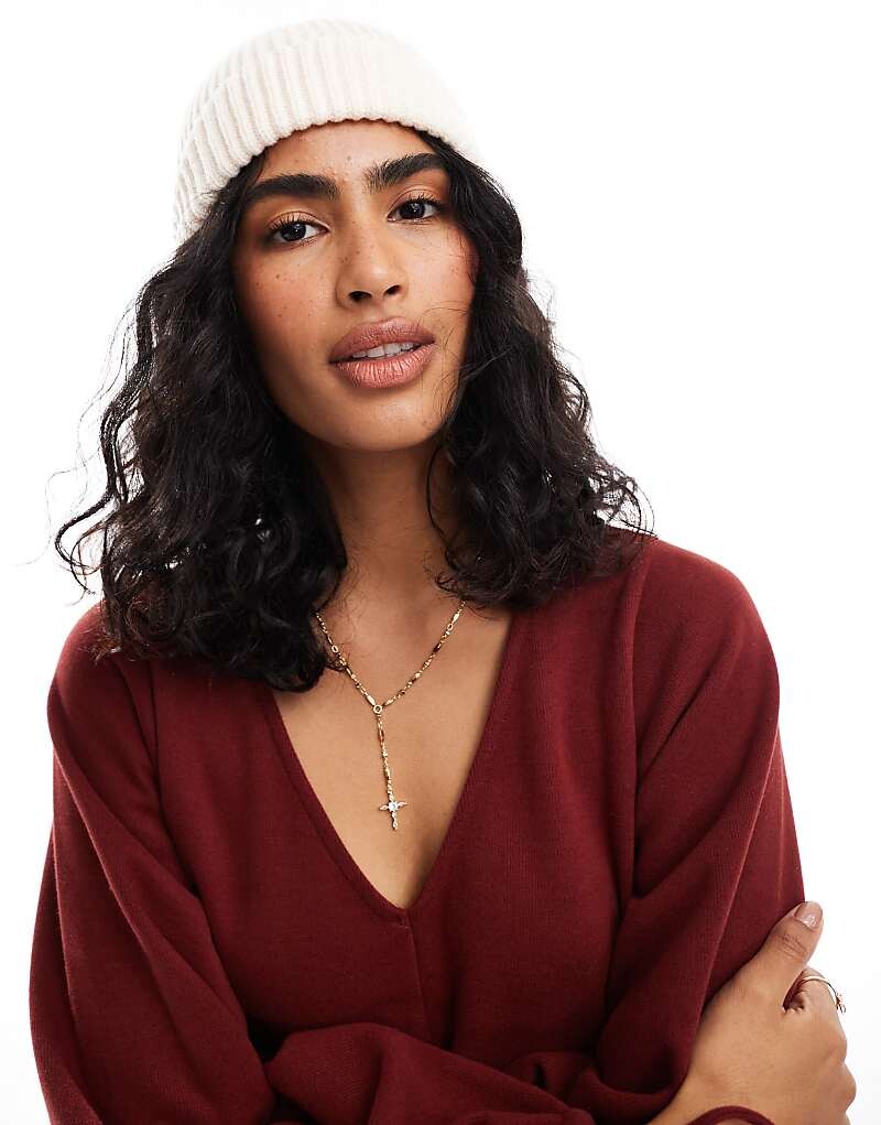 

ASOS DESIGN – Кремовая шапка в рубчик в рыбацкую клетку